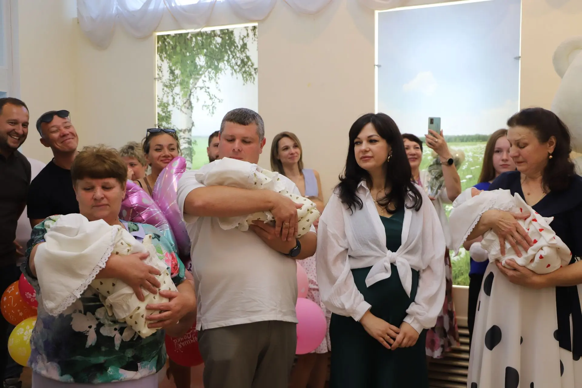 Счастья стало в три раза больше

После долгого ожидания Ирина и Андрей впервые отправились домой из 