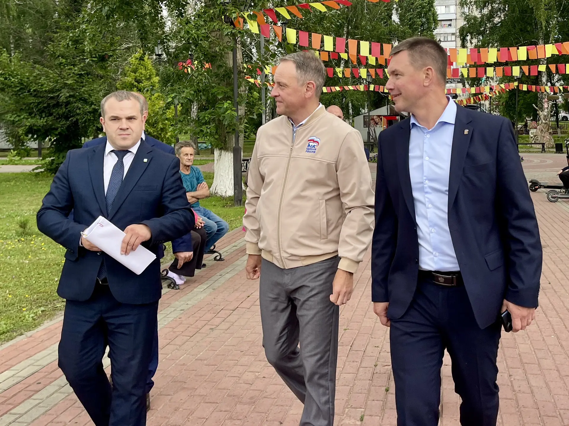 В парке «Юбилейный» в Россоши сегодня настоящий праздник. Открыли новую детскую площадку. Её построи
