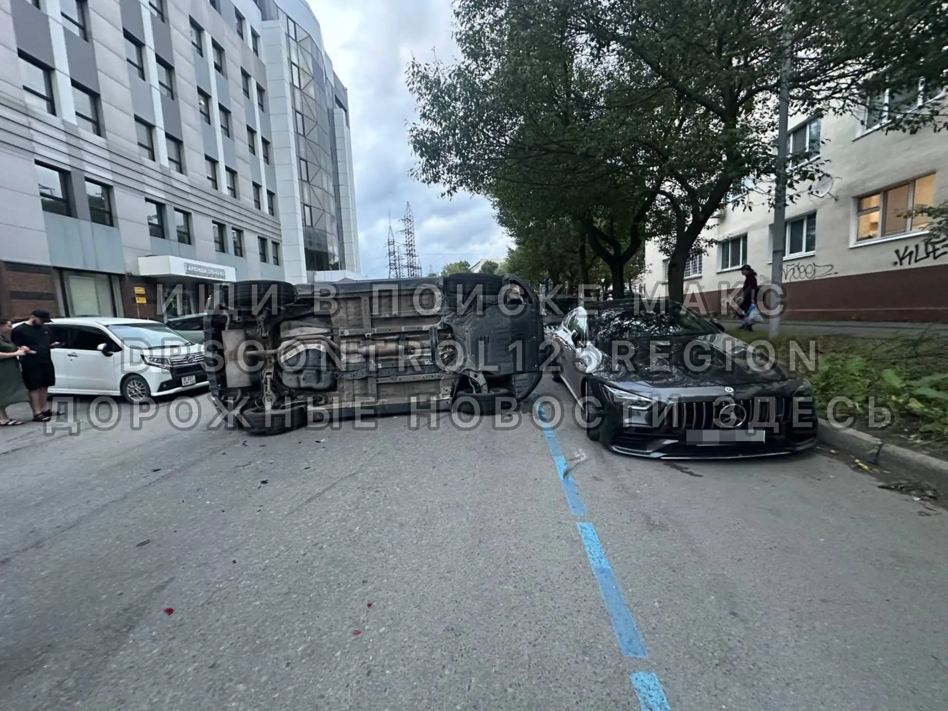 Появились подробности ДТП с переворотом на Пограничной— водитель китайца въехал в Nissa...