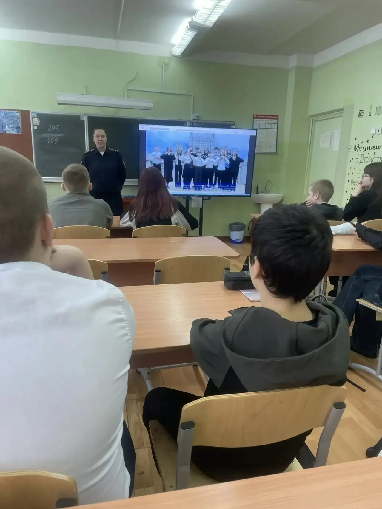 РАЗГОВОРЫ О ВАЖНОМ ❗️  В нашей школе еженедельно осуществляется церемония поднятия Государственного 