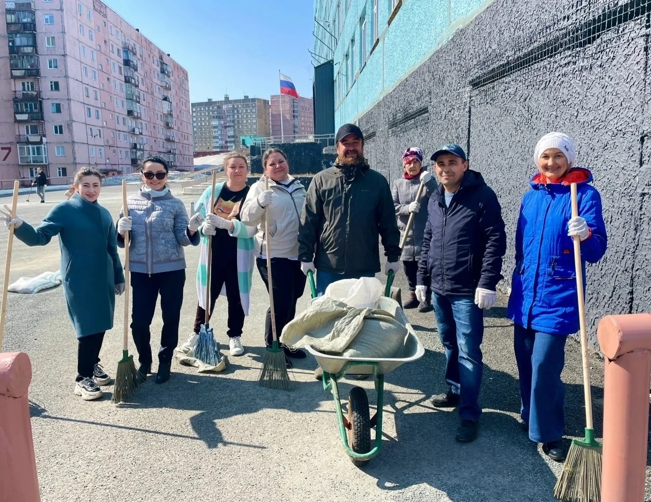 📸 Сотрудники школы приняли участие в субботнике, чтобы сделать территорию вокруг школы чище и привл
