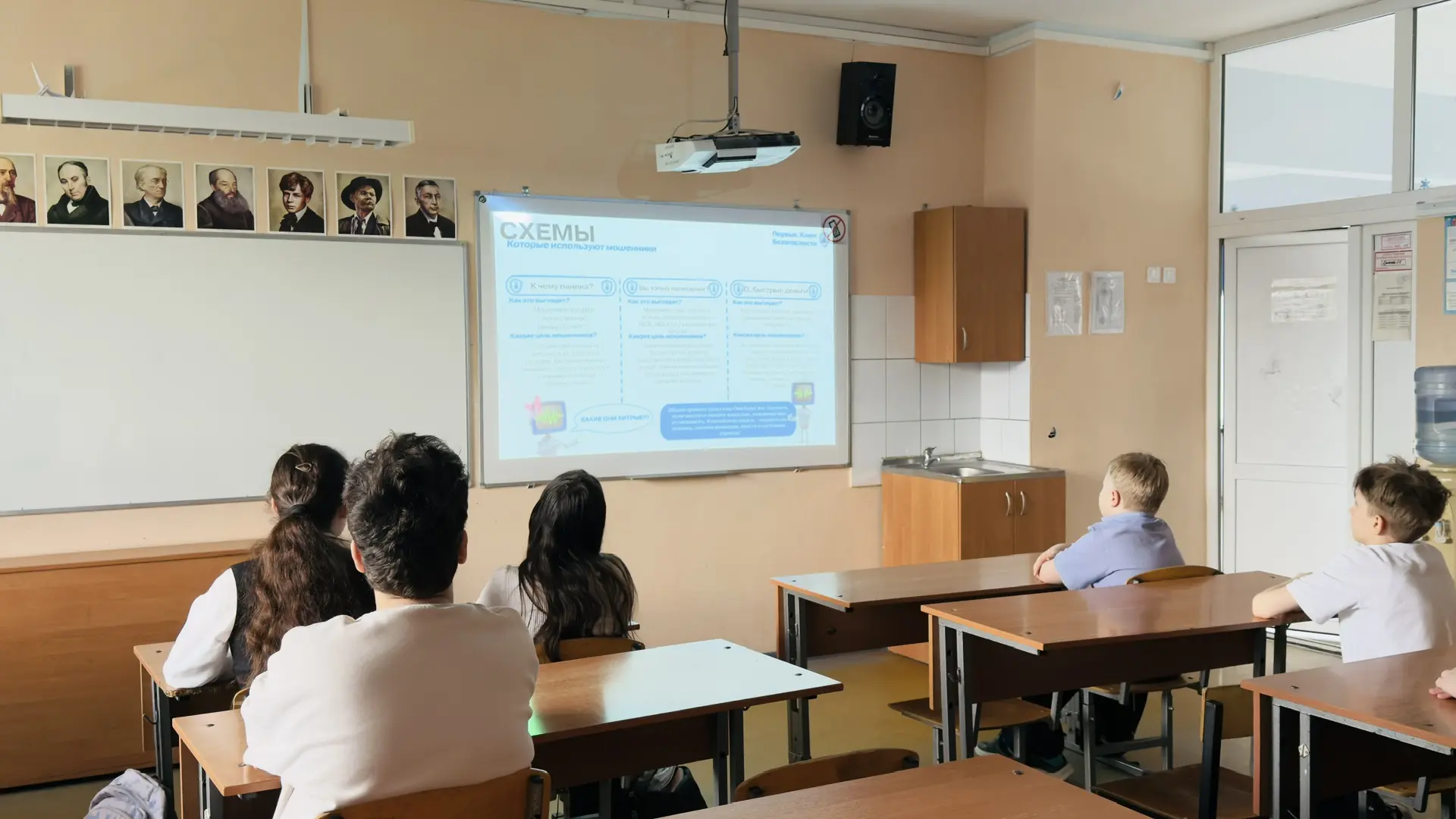 🏫 Обучающиеся нашей школы приняли участие в региональной образовательной акции «Кибернеделя Первых».