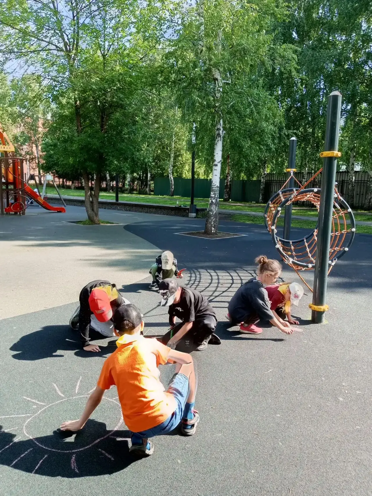 🌞🎨 В Парке «Первомайский» состоялся конкурс рисунков на асфальте «Моё яркое лето»!

Юные художники