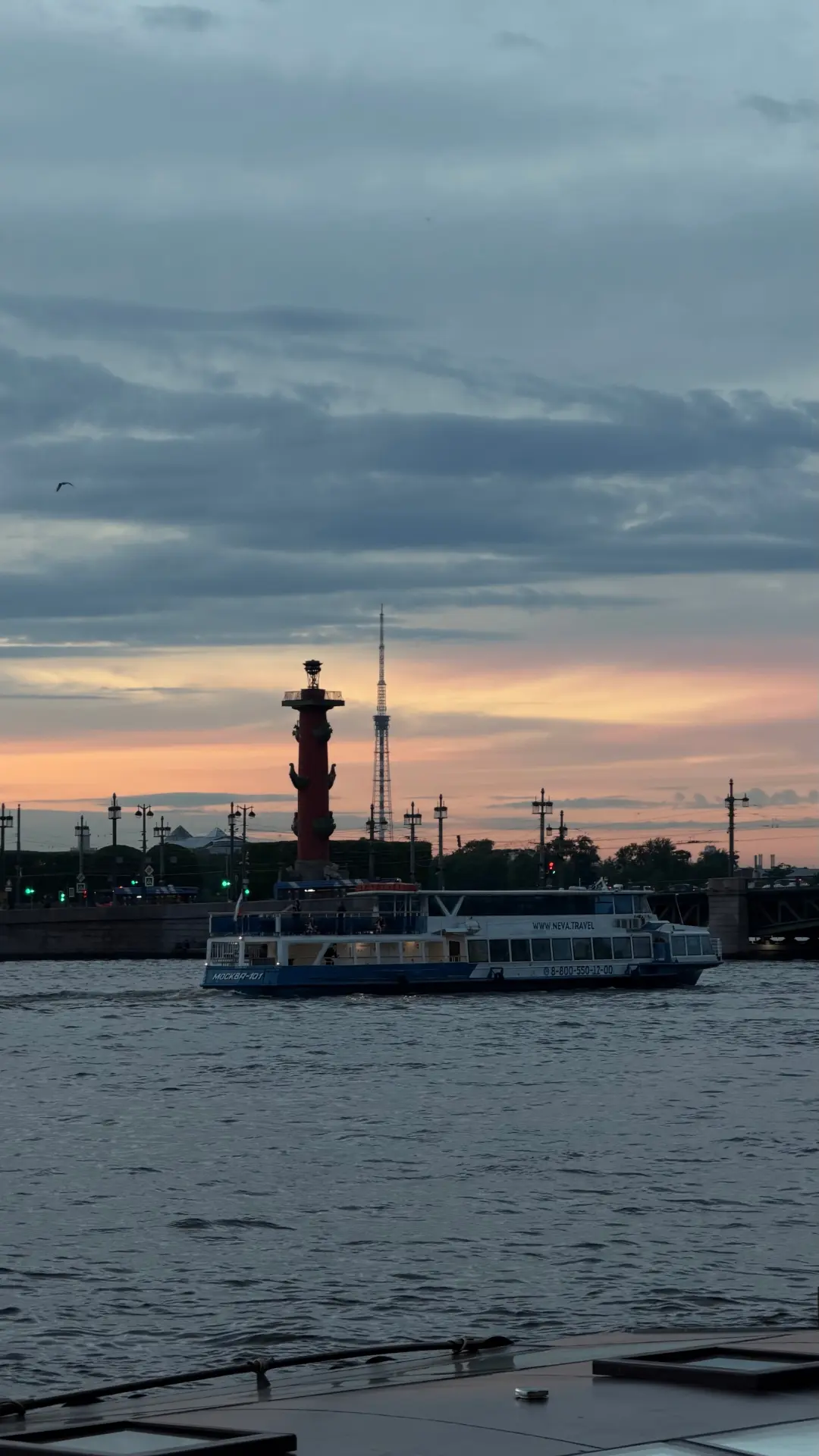 Чем заняться в Петербурге в период белых ночей?

Каждое лето в Петербург приходят белые ночи. В разг