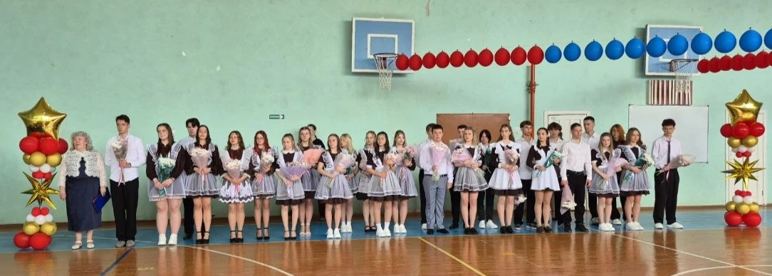 Дорогие наши выпускники! В сложное, трудное время вы покидаете школьный порог. Как нико...