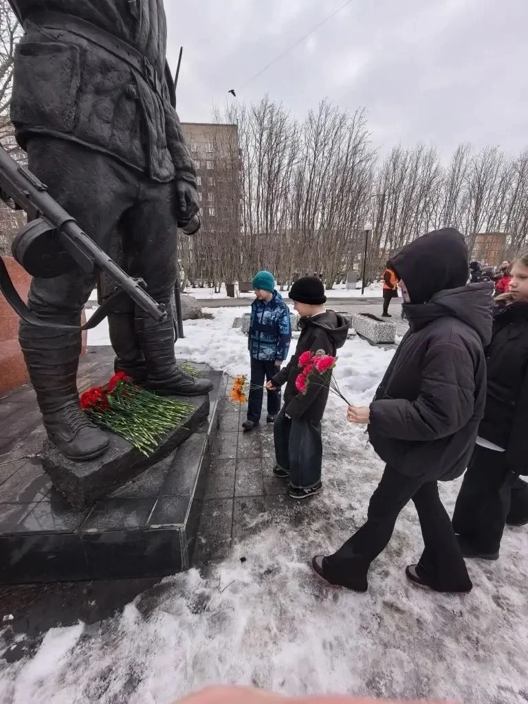 🎖 В рамках Всероссийской акции «Цветы солдату» ученики третьих классов нашей школы вместе с классным