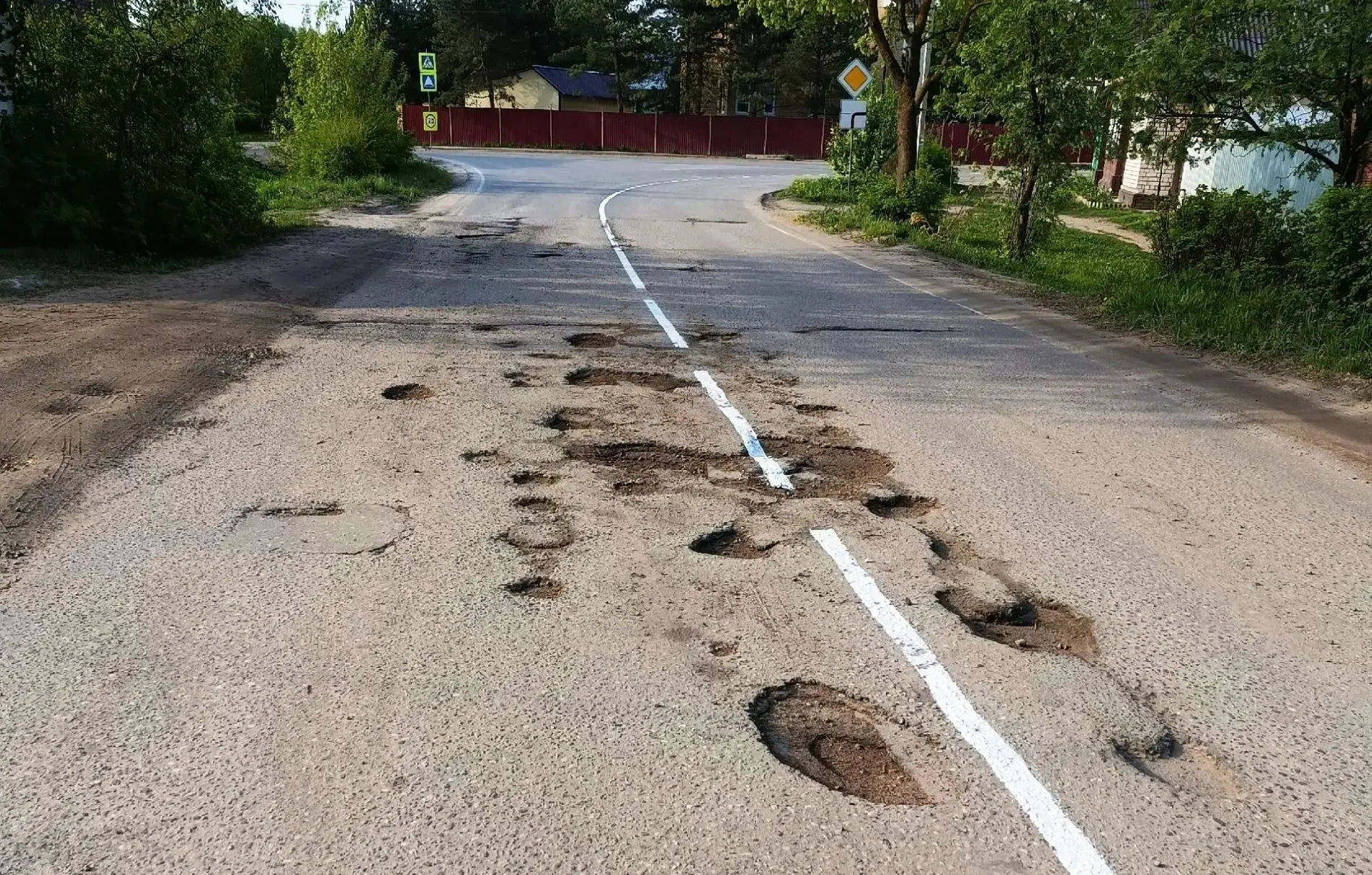 🙈 Под Костромой украсили старые ямы на дороге свежей разметкой   В городе Нерехте Костромской област
