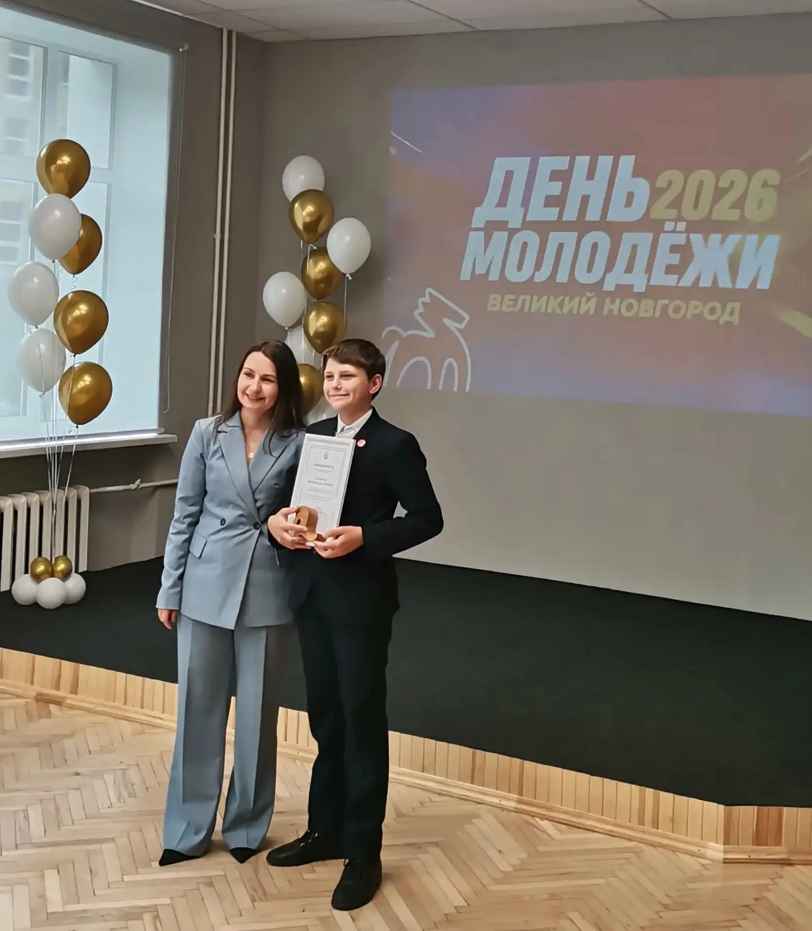 Ученику 6 б класса Лопанову Дмитрию вручили благодарность комитета по молодёжной политики Новгородск