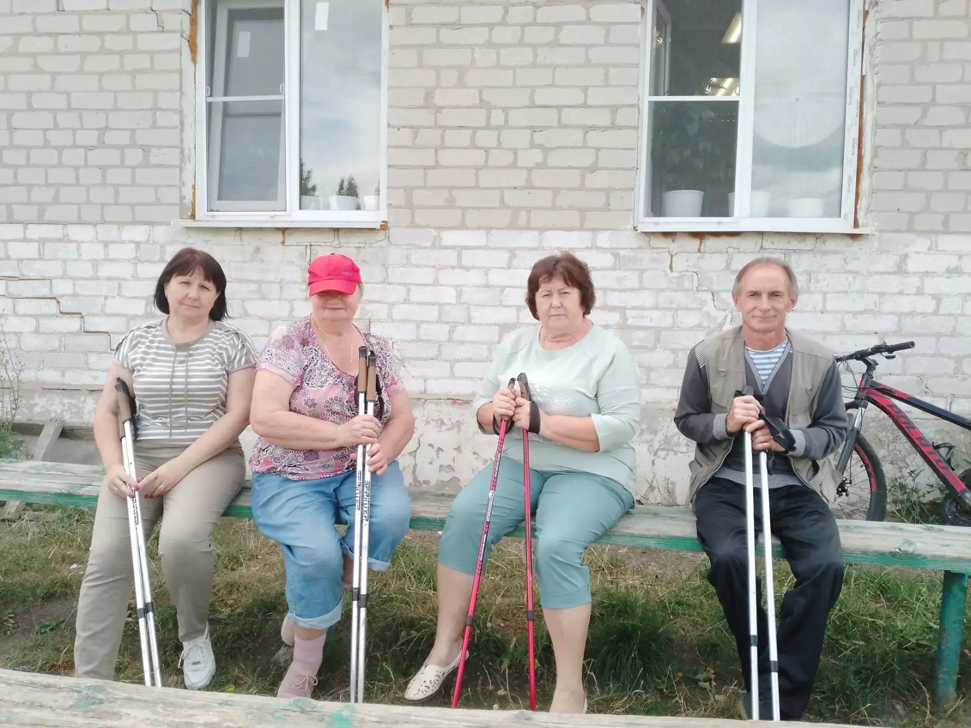 Сегодня прошли занятия для любителей скандинавской ходьбы .
