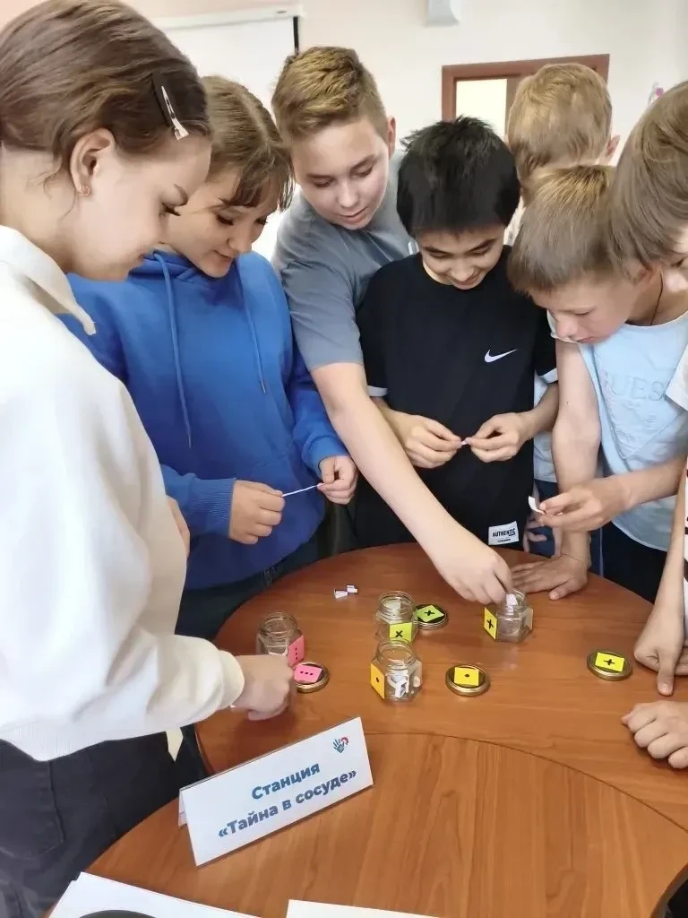 📍К Международному дню Детского телефона доверия в Центре «СемьЯ» прошла «Ярмарка доверия».  Липецкие