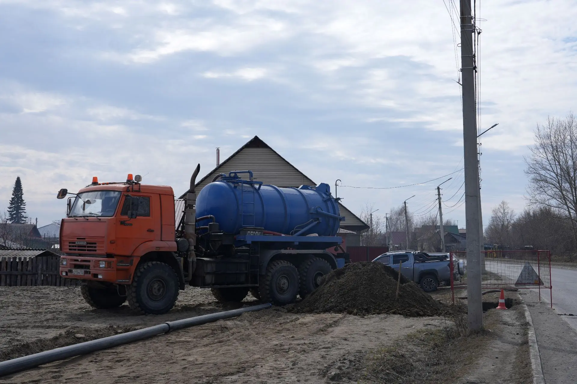 В Бийске идут работы по обустройству системы ливневой канализации ⁣ 🚜На ул. Иртышская подрядная орга