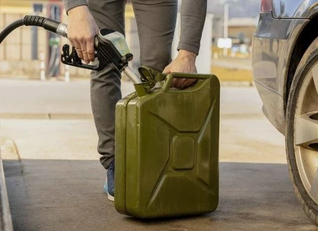 Российским АЗС запретили отказывать автомобилистам в продаже бензина в канистры ⛽