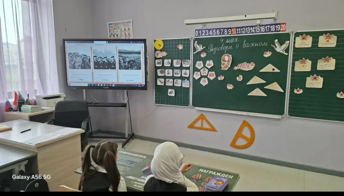 Каждый понедельник в нашей школе по традиции начинается с торжественной церемонии поднятия государст