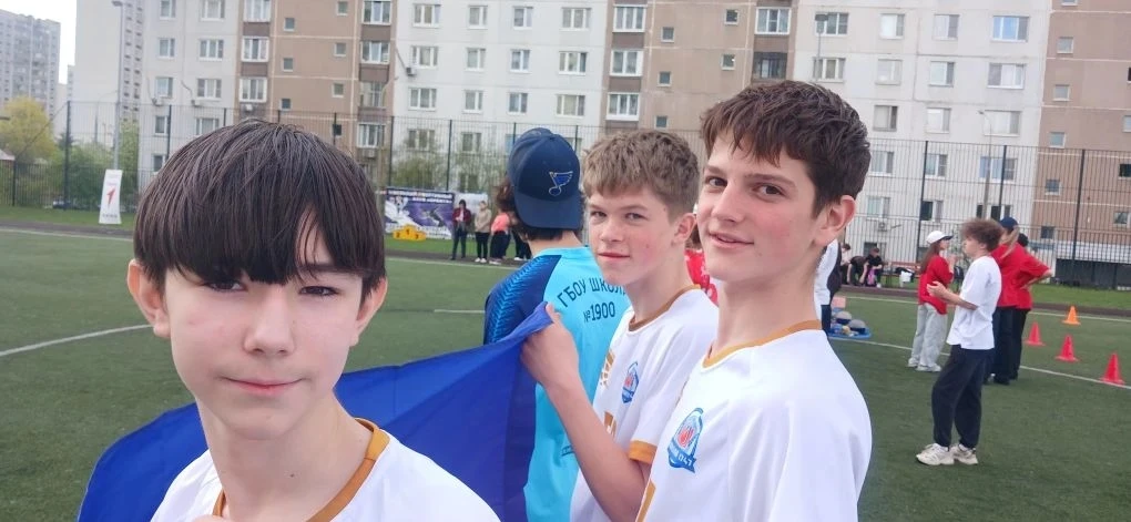 «И эстафету передать Не только внукам, но и дальше... Бороться против всякой фальши Готовых Правду и