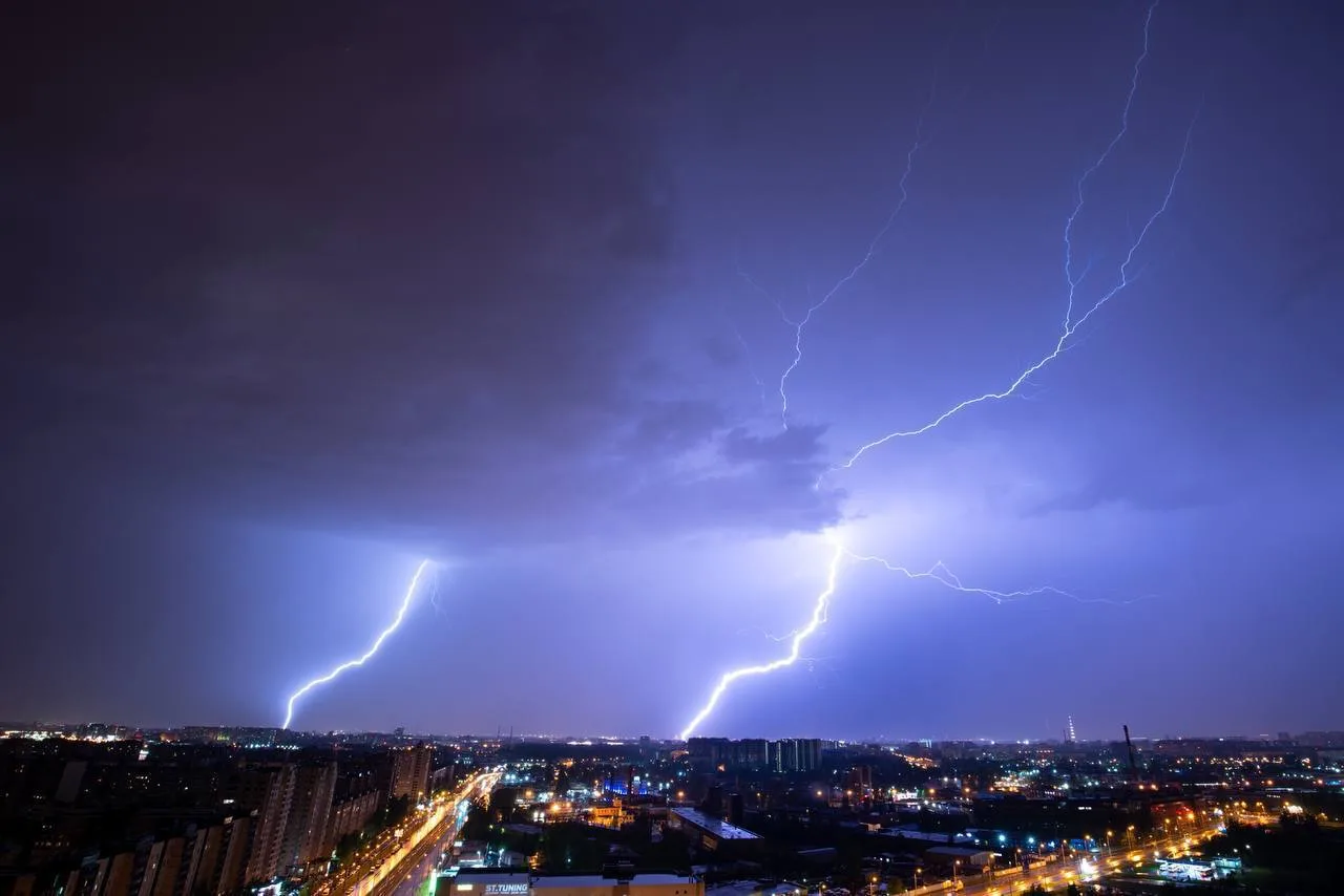 ⛈⚠️ В Петербурге объявили «желтый» уровень погодной опасности на субботу, 11 июля.