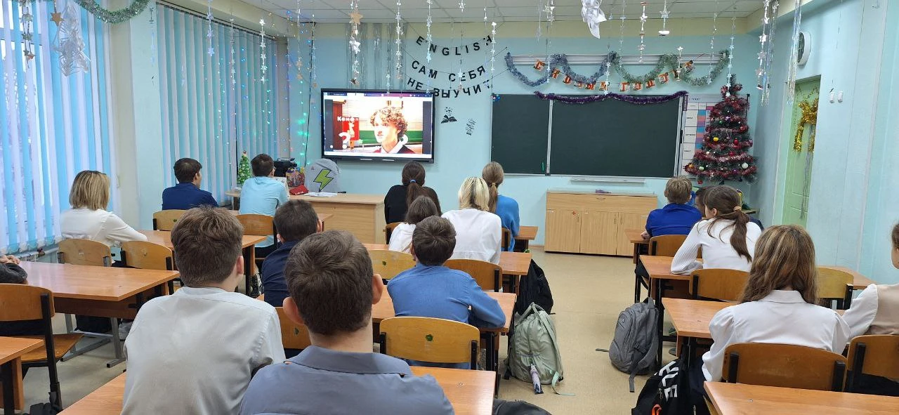 🇷🇺РАЗГОВОРЫ О ВАЖНОМ🇷🇺 Утро понедельника 22 декабря 2025 года в школе традиционно началось с торжест