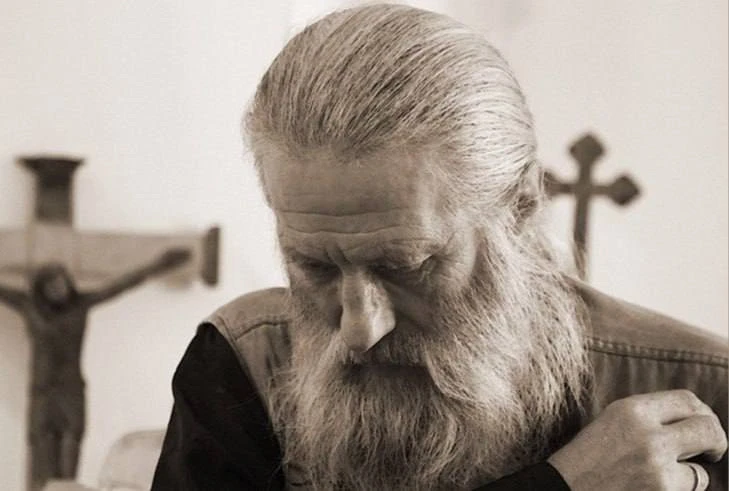 🌿 Перед выходом из дома надо осенять себя крестным знамением с молитвой: