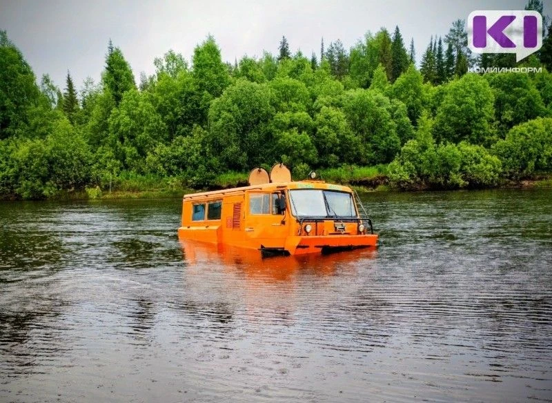 🔥🚜 Спешили тушить пожар, но сами попали в беду: в Коми на реке затонул вездеход спасателей
.
14 ию