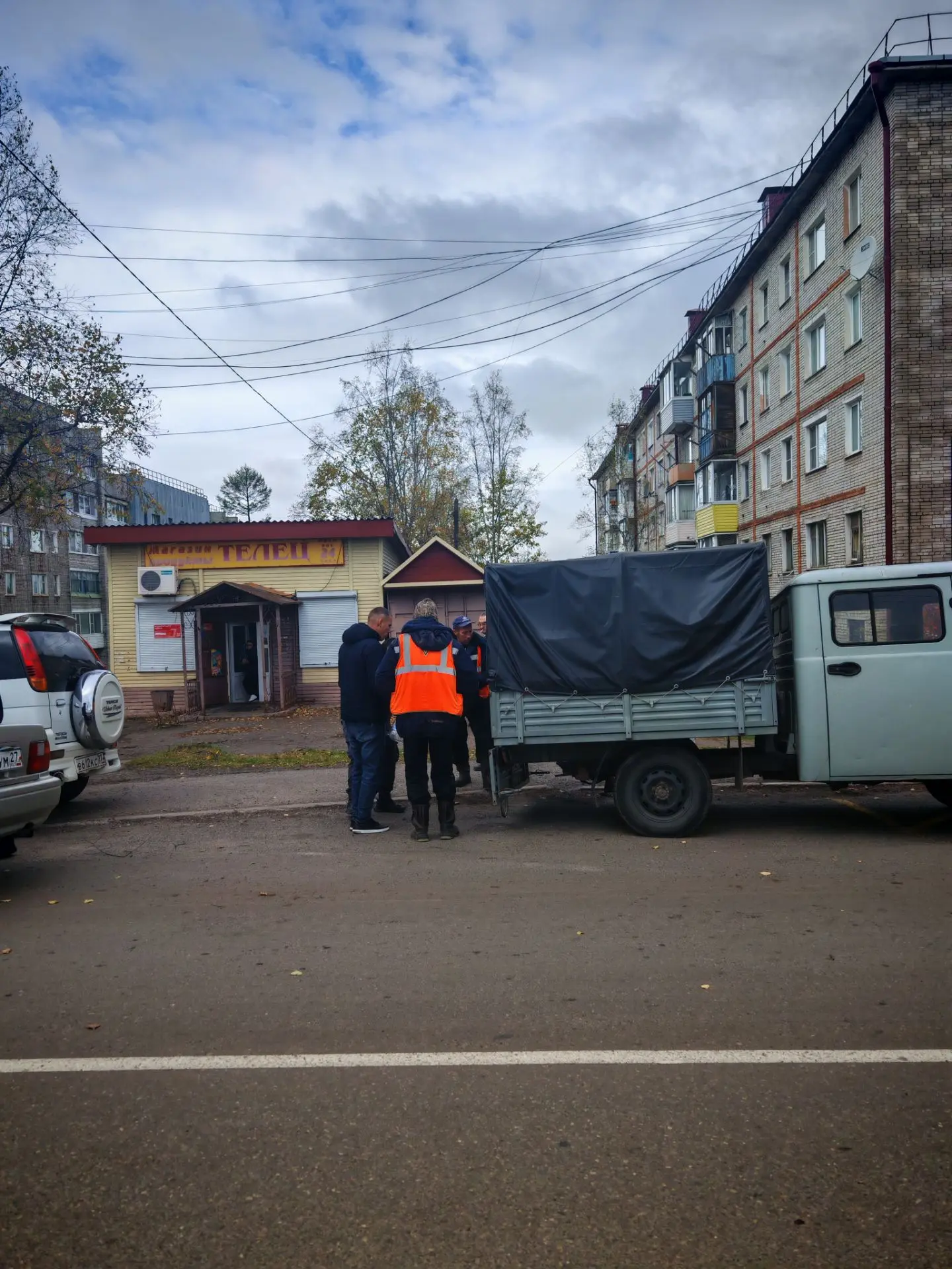 Уважаемые жители п. Октябрьский! Автомобиль с питьевой водой находится возле магазина Т...