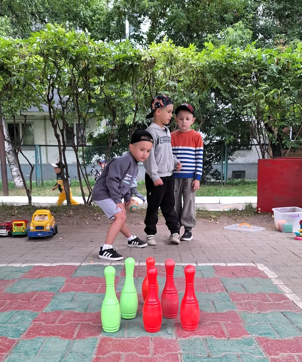 🎳 Кегельбан на свежем воздухе!
Настоящий боулинг прямо на улице!
Расставили кегли, взяли мяч — и по