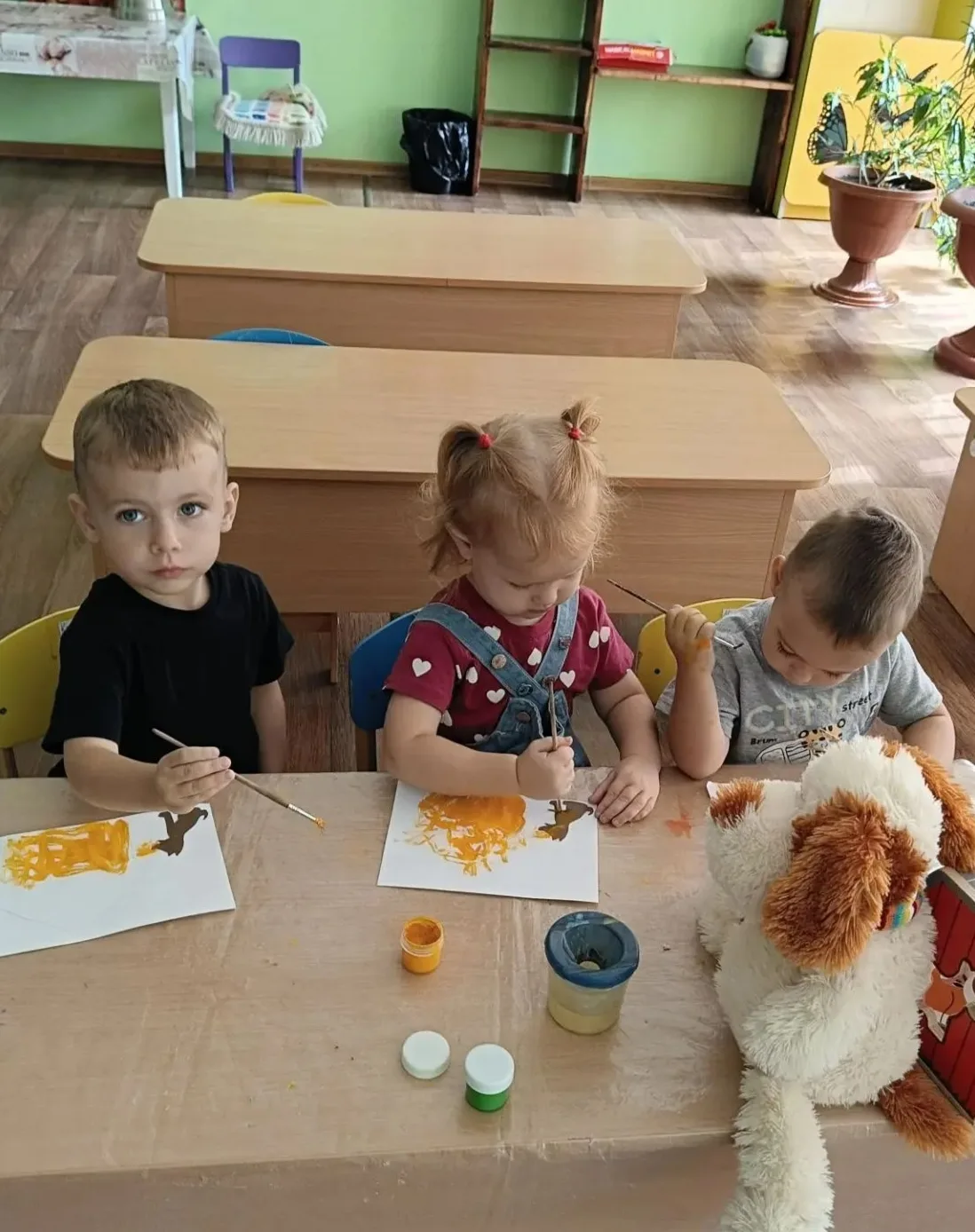 Сегодня у малышей день добрых рисунков! 🐶 Рисовали домики для щенков. Посмотрите, скол...