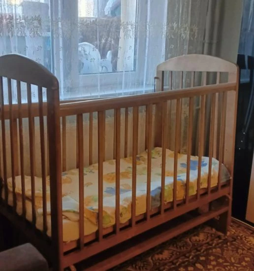 Продаю детскую кроватку с маятником. Матрас в подарок.