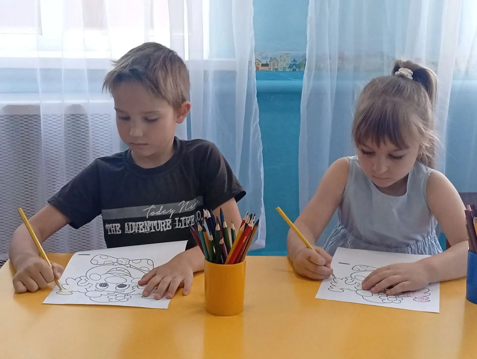 Сегодня дети старшего возраста создавали поделку "Забавный клоун" способом объемной  аппликации.