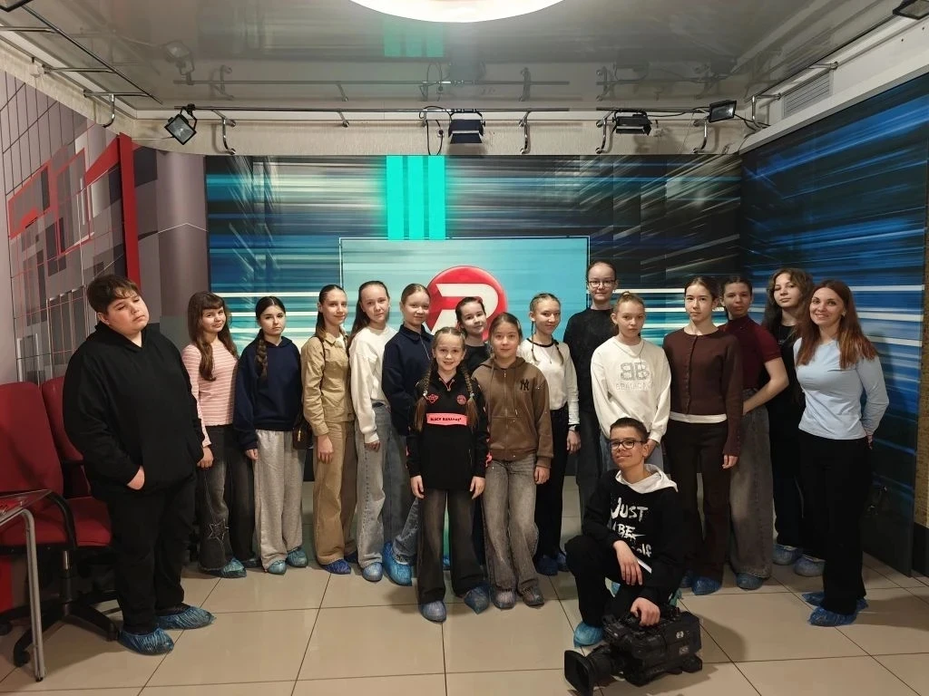 Ученики 7 класса Г (классный руководитель Костина Е.Л.) посетили телеканал «Репортер»! ✨  Ребята поз