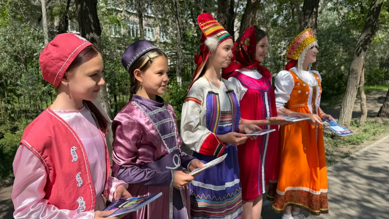 На пешеходных переходах в Куйбышевском районе прошло необычное мероприятие

Дети в национальных кост