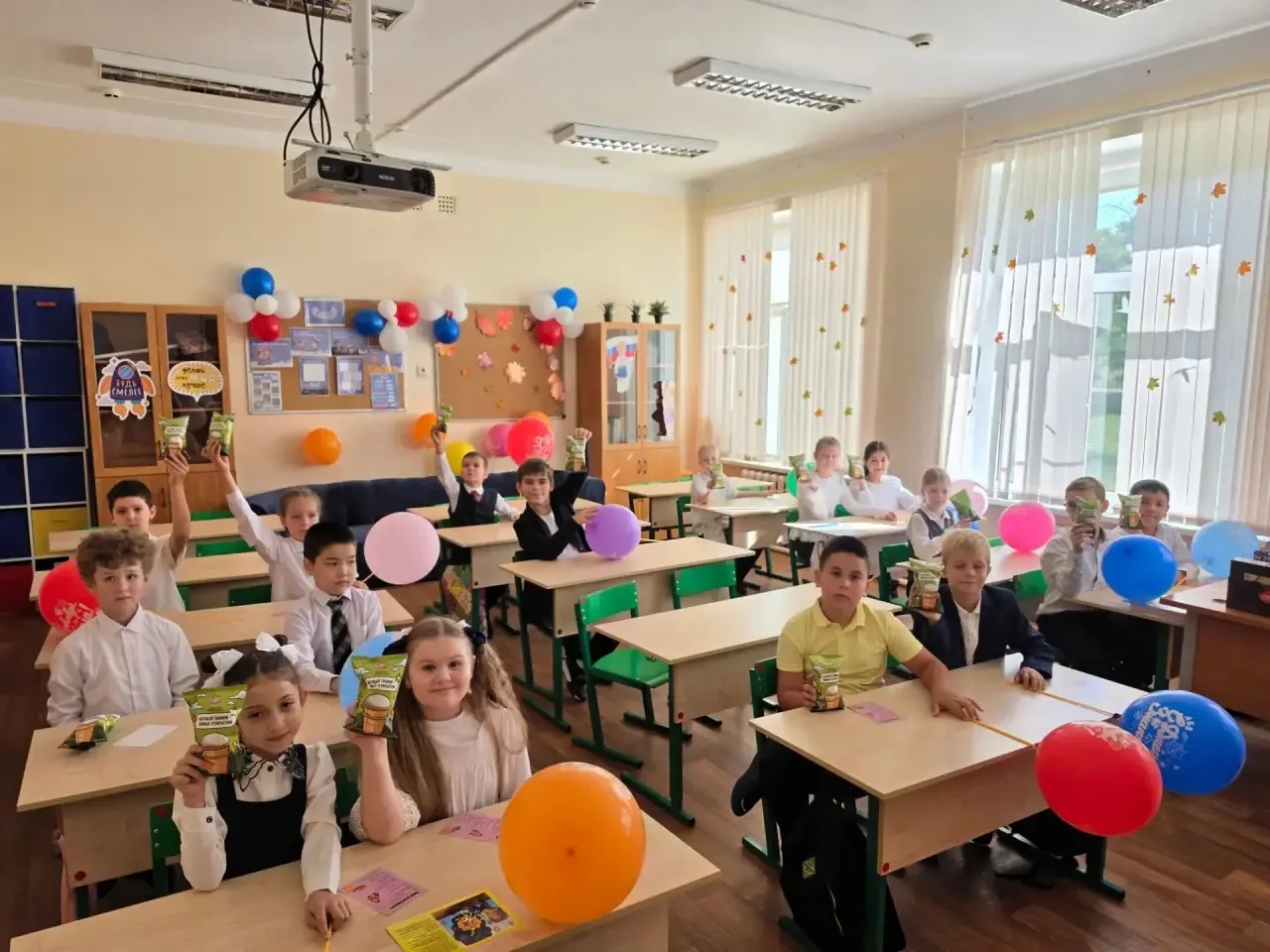 ➡ Ученики 1-4 классов, по уже сложившейся традиции, получили в День знаний подарок от К...