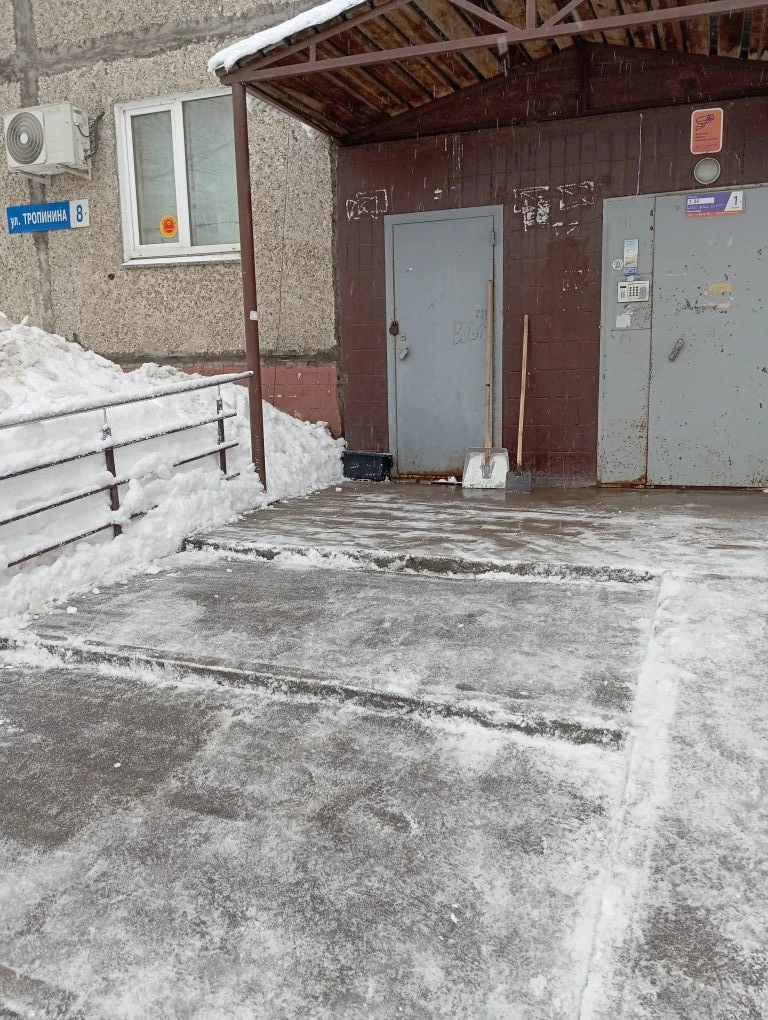 В связи с меняющимися погодными условиями оперативно проводим очистку входных групп, тротуаров и зон