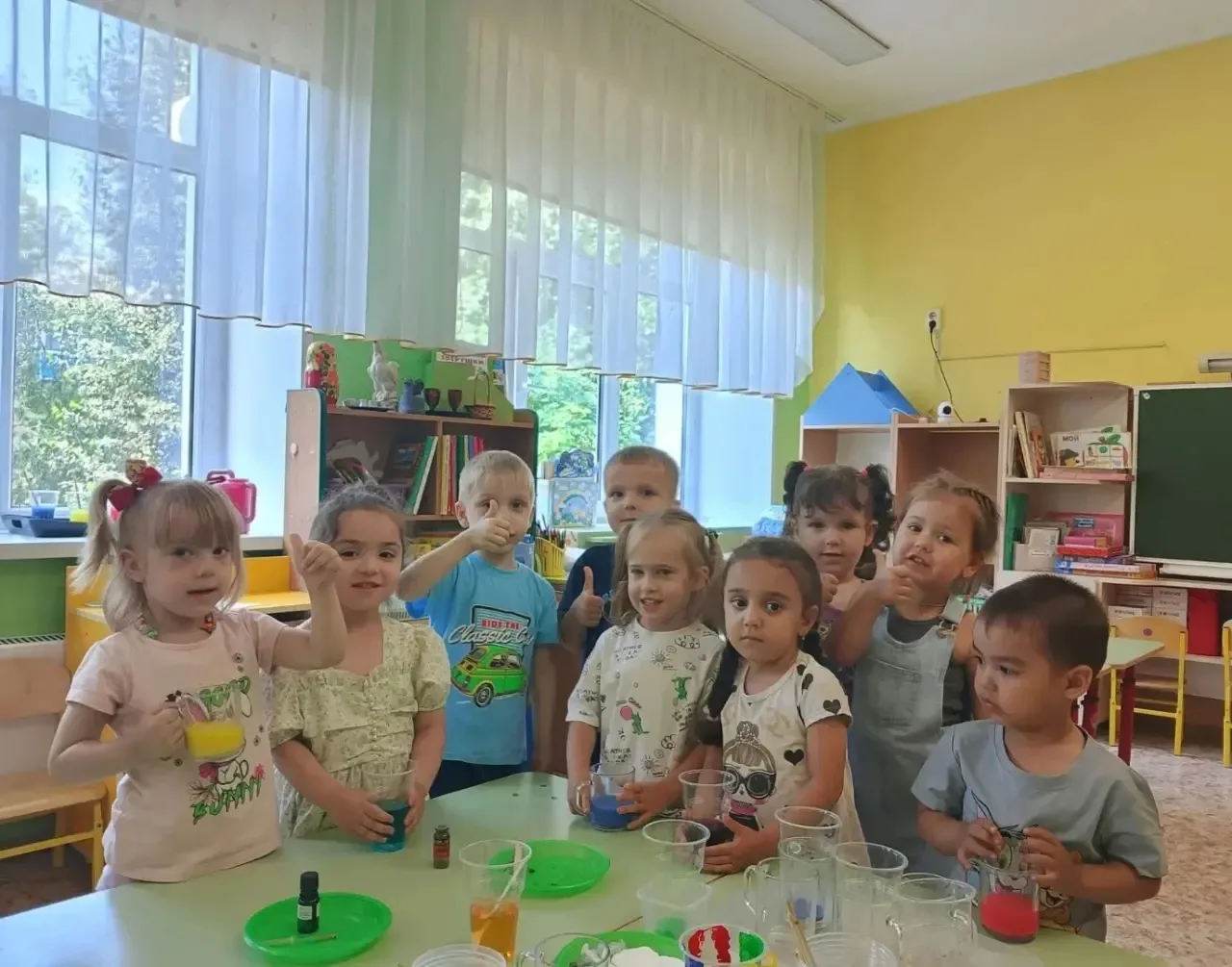 Сегодня ребята  узнали на практике, как вода может изменить свой цвет.