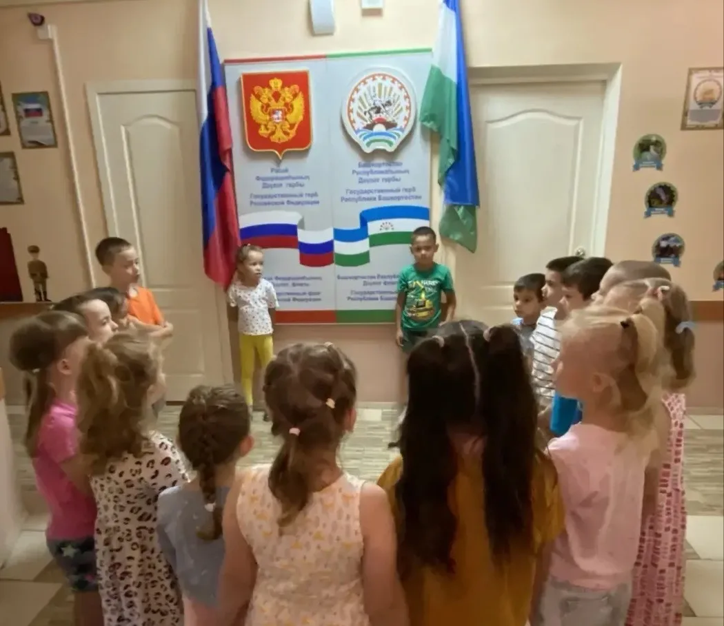 Рабочая неделя в детском саду началась с торжественного исполнения гимнов и подъёма фла...