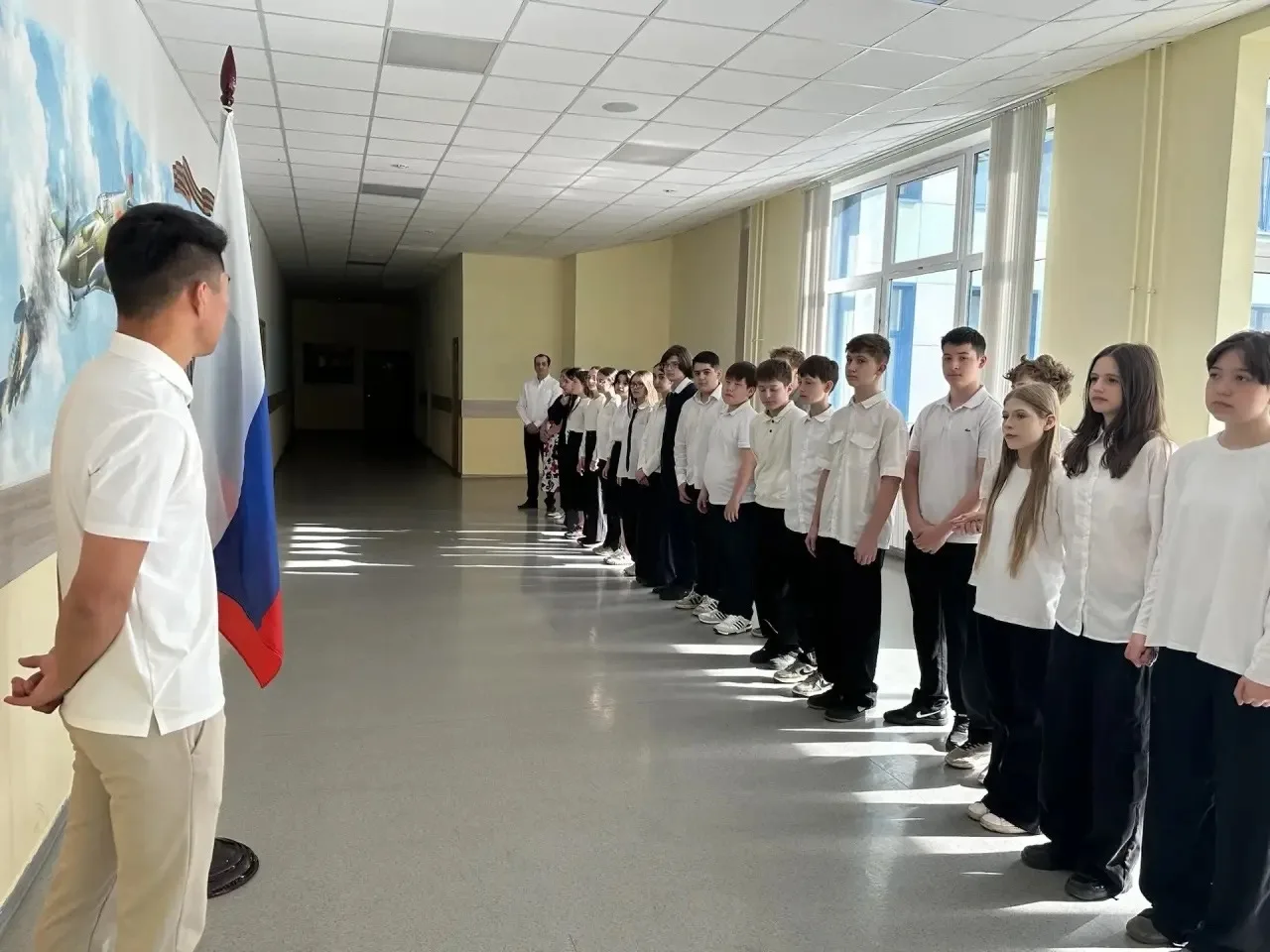 Приветствуем участников торжественной линейки, посвященной открытию учебной недели, 18 мая 2026 года