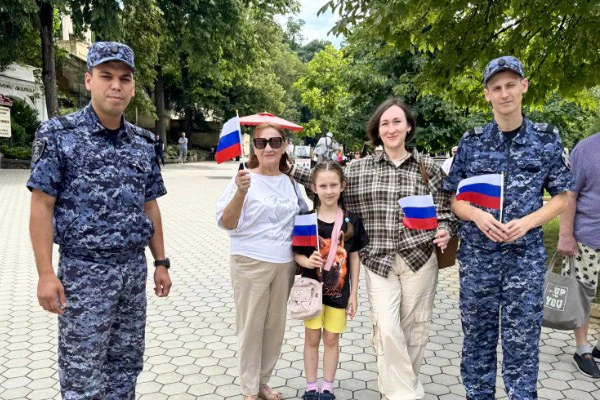 🇷🇺 По случаю Дня Государственного флага Российской Федерации сотрудники вневедомствен...