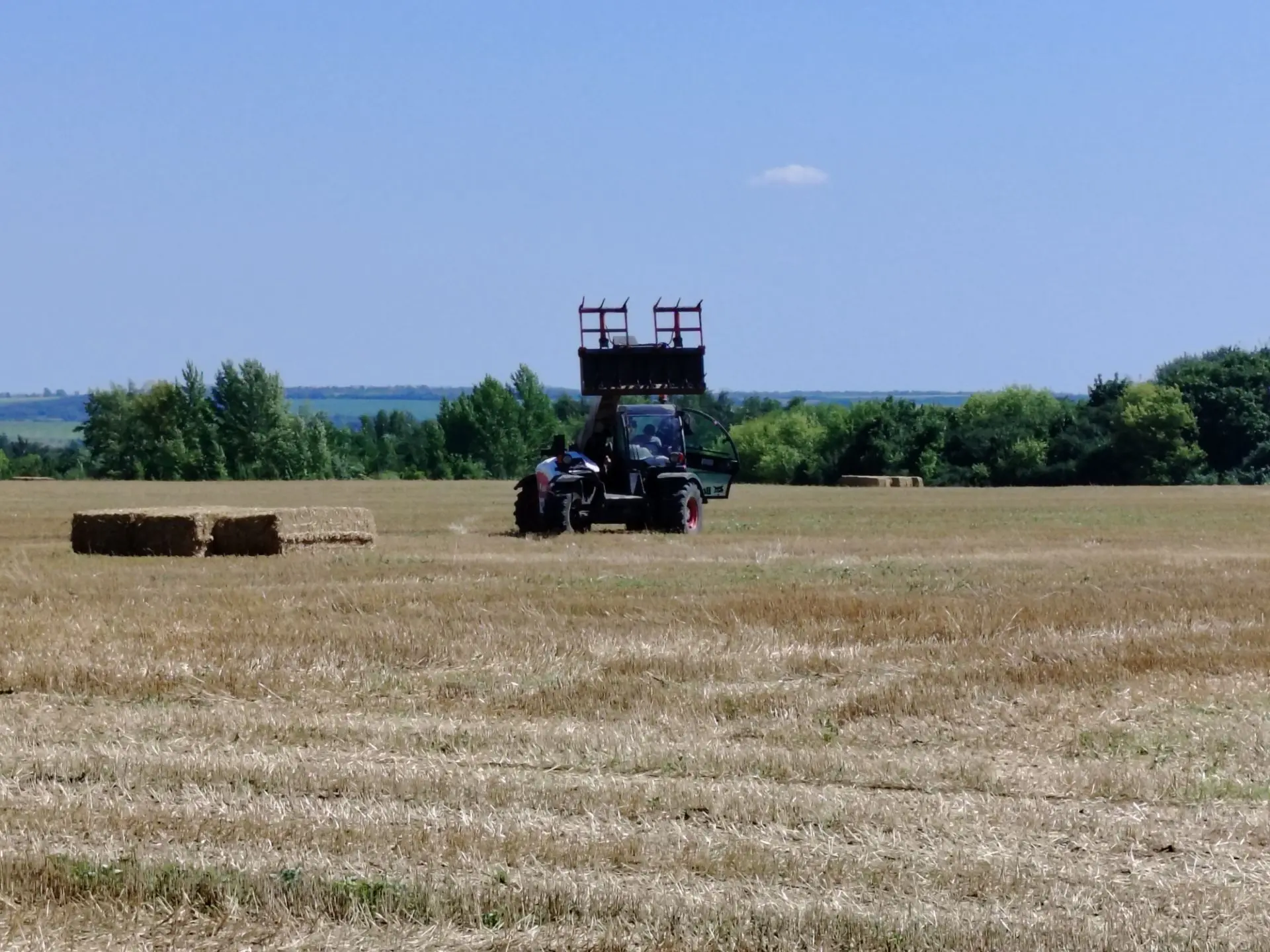 ООО «Михайловское» продолжает уборку урожаев на  полях и заготовку кормов