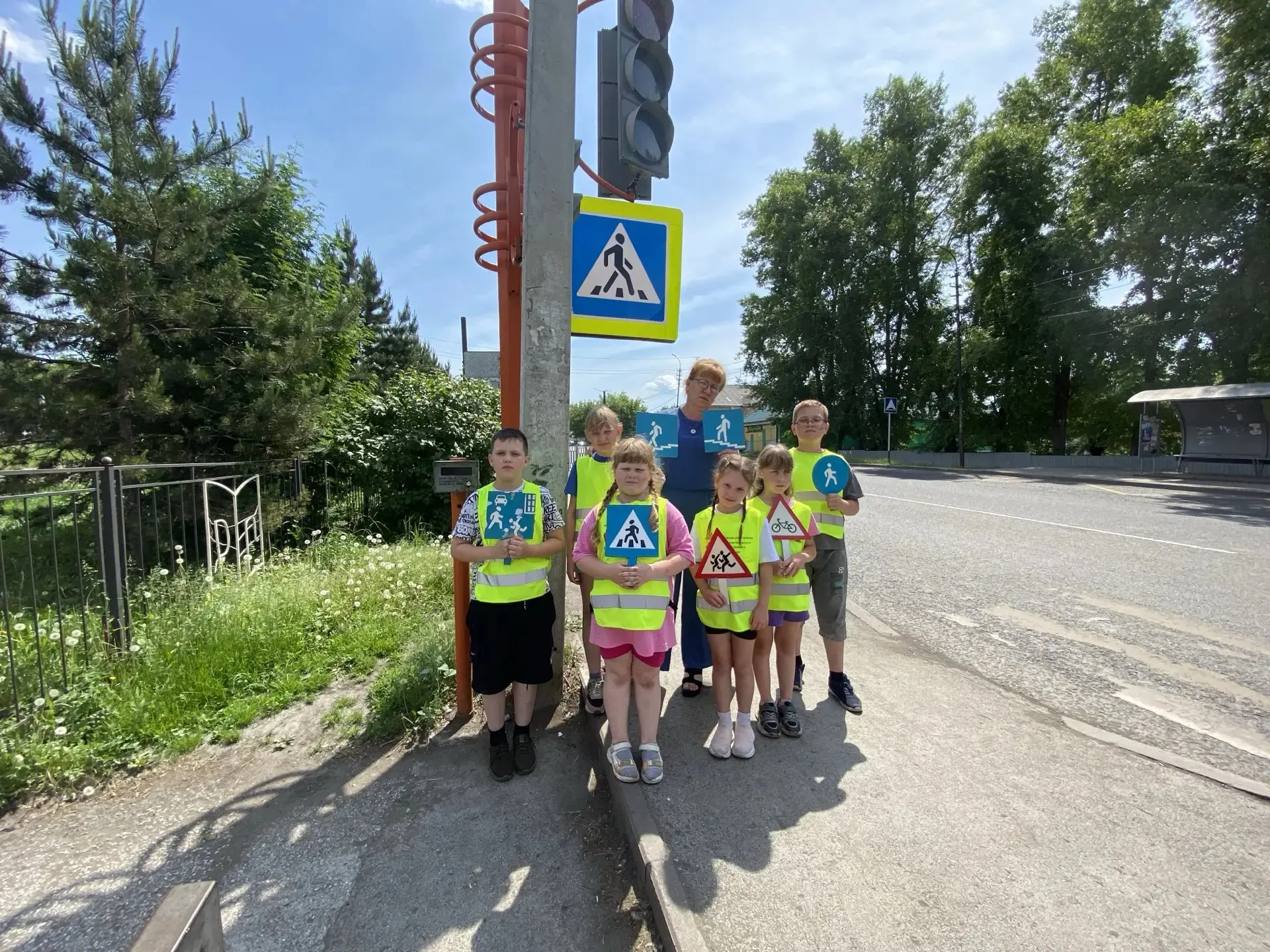 🚦С 12 по 14 июня проходит городская акция "Юный пешеход". 
🚦Ребята отряда ЮИД "Искра" проводили бе