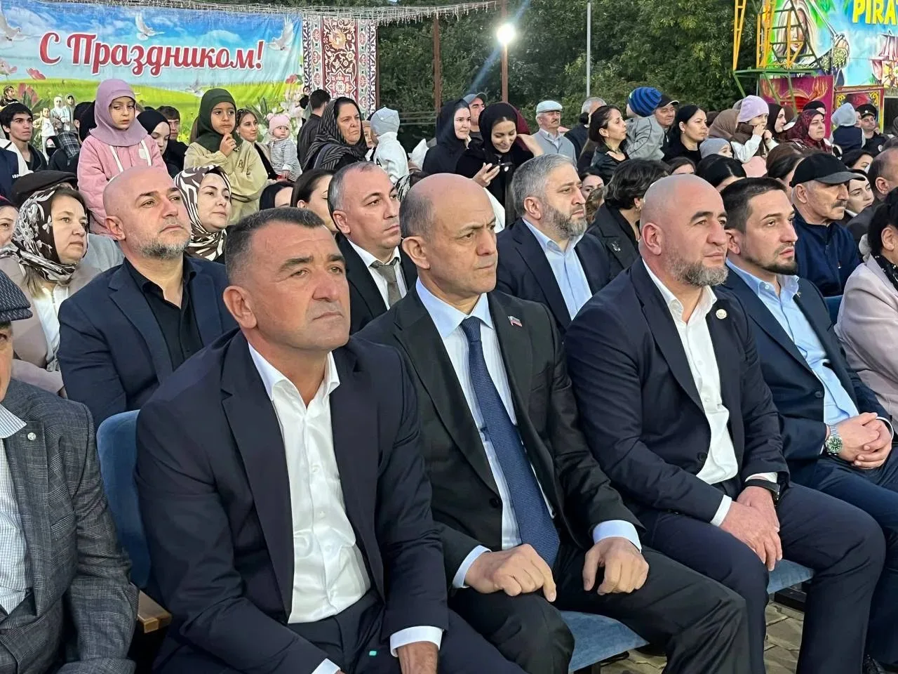 На городской площади проходит мероприятие, посвящённое Дню учителя. В числе гостей — гл...