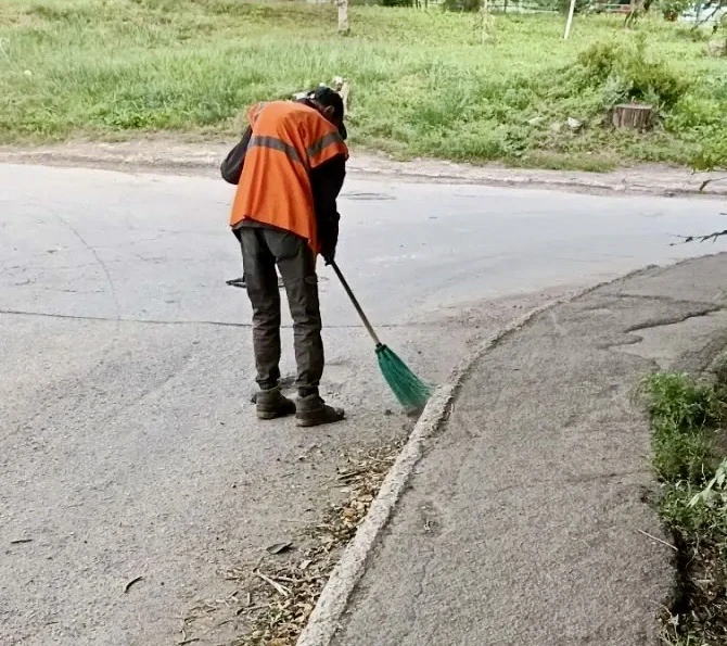 🧹Утренняя уборка придомовой территории по адресам: