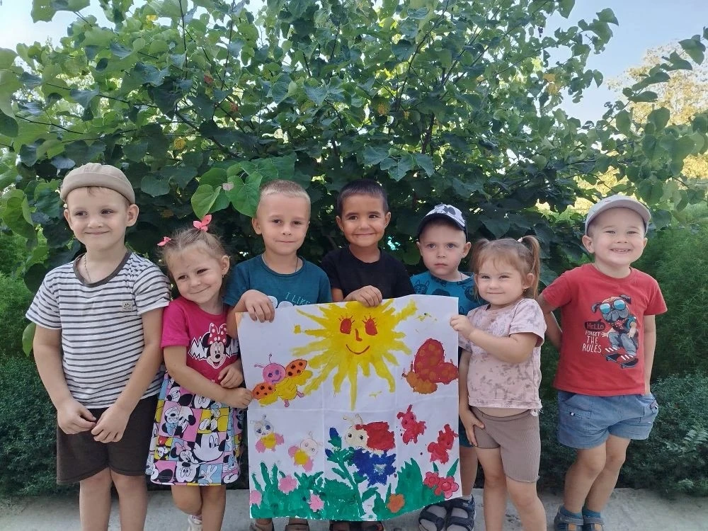 🎉 «До свидания, лето!» — в нашей младшей разновозрастной группе прошло творческое заня...