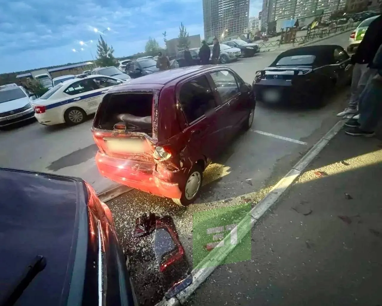 Водителя BMW, который совершил аварию в «Академе», засняли на видео с бутылкой в руках  Перед самим 