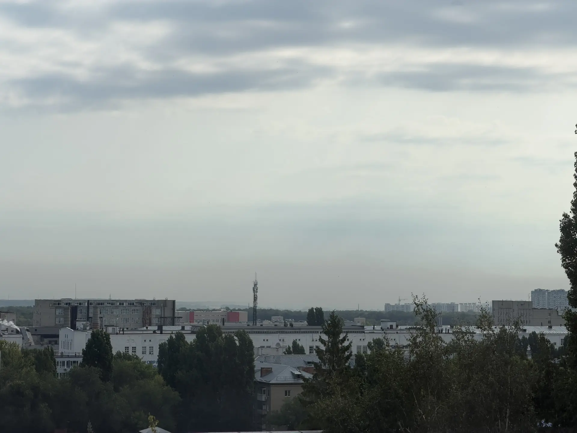 Вид на город из моего окна. Серый смог еще стоит над городом.

На набережной дым стал рассеиваться.
