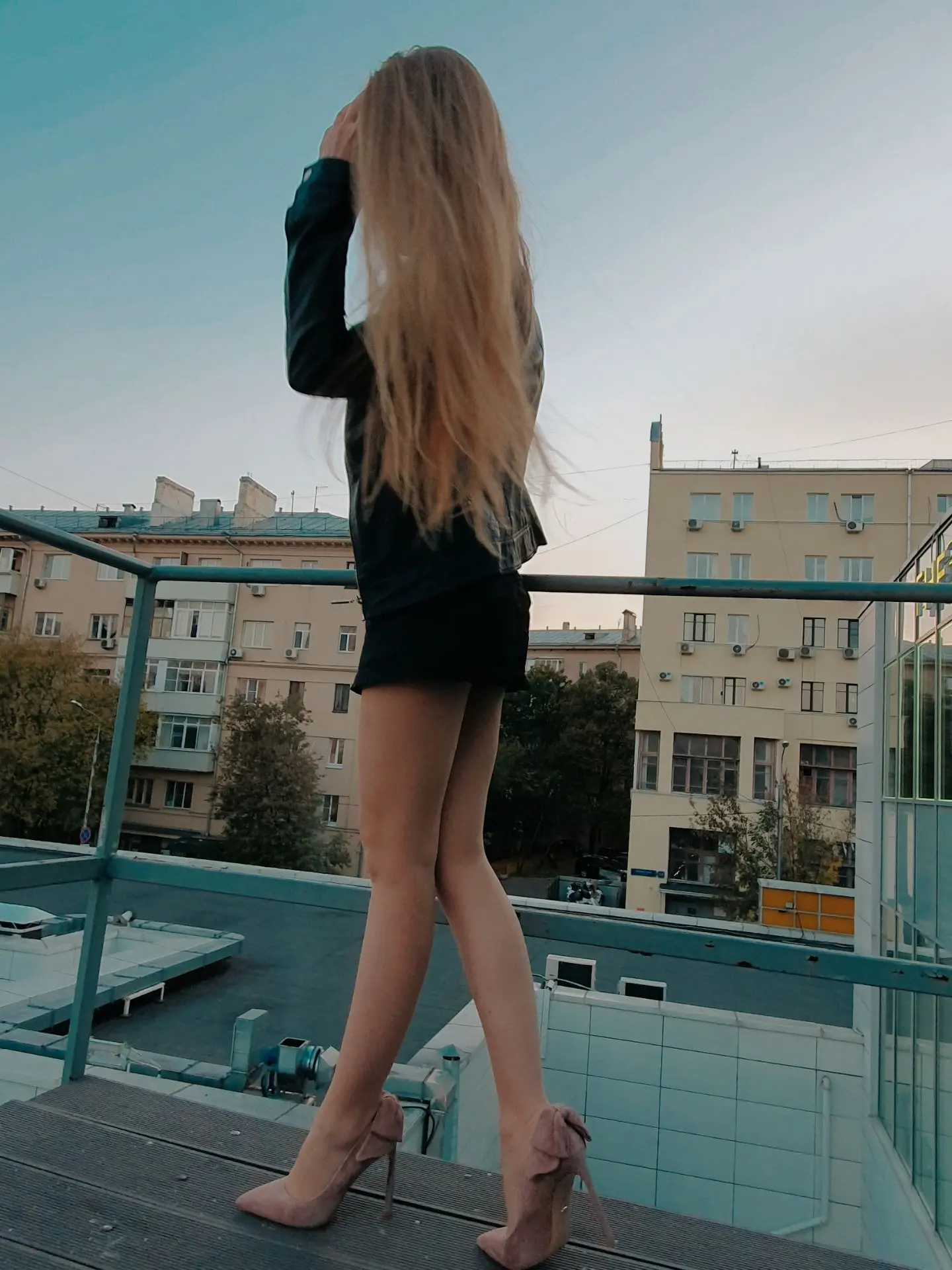 В окне морская даль. И ветер замер,