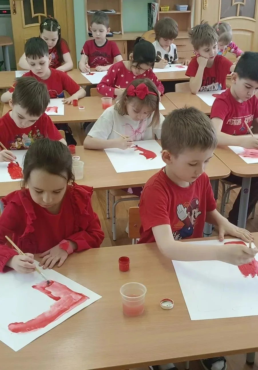 🎨 «Разноцветная неделя»: играем, учимся, творим вместе!  Каждый день — новый цвет. Ребята знакомилис