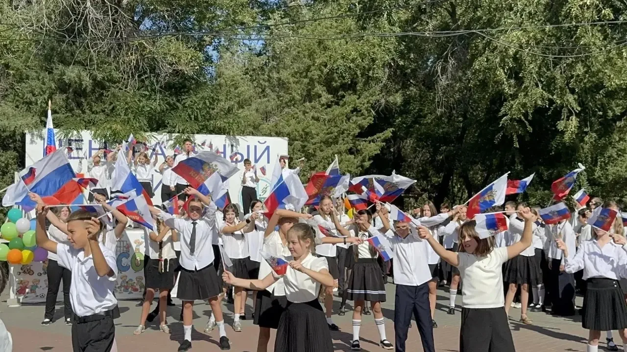 День знаний в Комсомольском саду: школа №83 в строю! 🎉