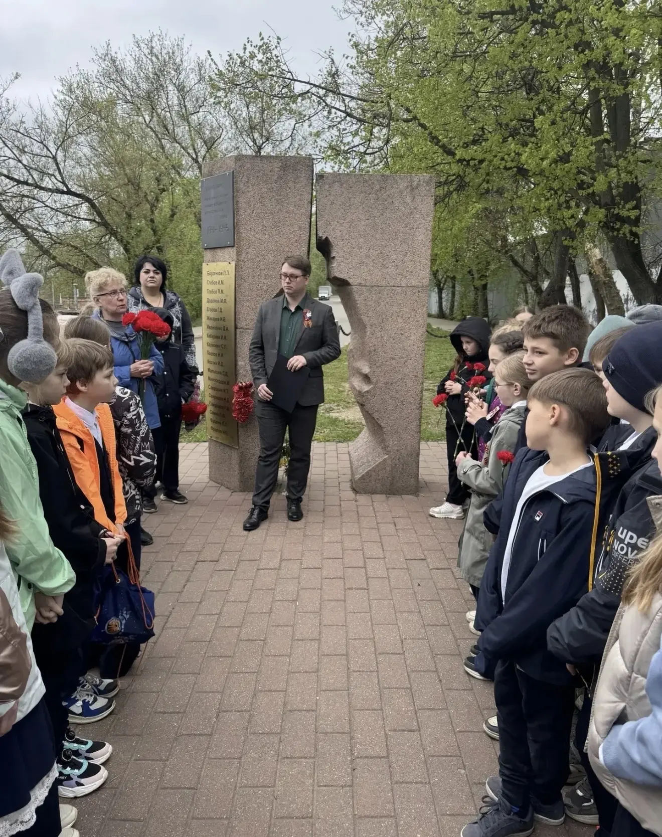 8 мая, в канун Дня Победы, ученики 4-б и 4-в классов, родители и сотрудники библиотеки имени Маяковс
