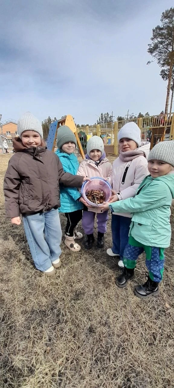 Весенний субботник!
В этот весенний день дети группы "Непоседы" дружно взялись за дело: 
* убрали ме