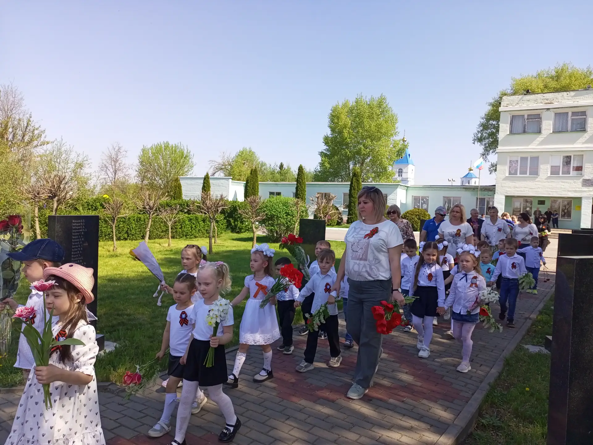 Сегодня, 8 мая, состоялось возложение венков и цветов к Братской могиле. В мероприятии ...