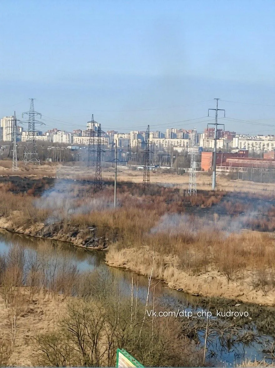 Вновь подожгли поле в Кудрово 🔥🌾  Жители Кудрово сообщают об очередном поджоге. Подозревают группу п