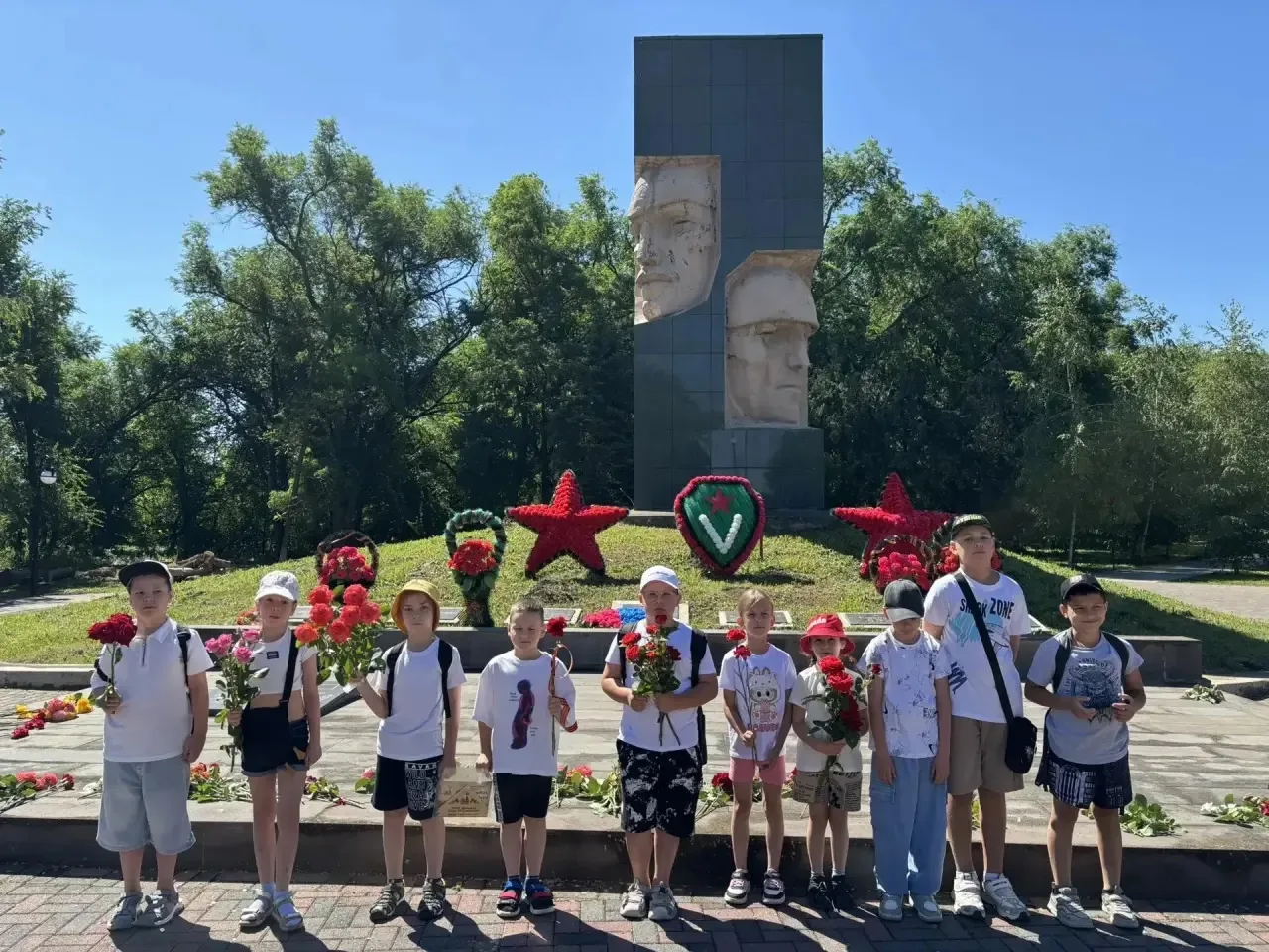 🕯️ День памяти и скорби

Сегодня, 22 июня, на нашей пришкольной площадке прошел особый день. Ребята